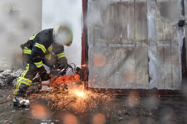 Біля Луцька горіла господарська споруда: вогонь ледь не поширився на будинок