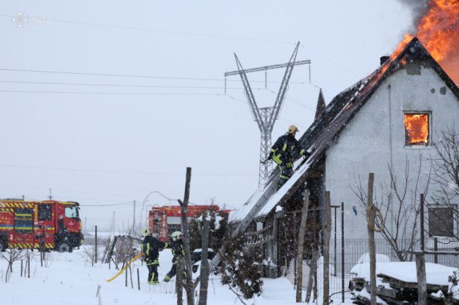 Біля Луцька горіла господарська споруда: вогонь ледь не поширився на будинок