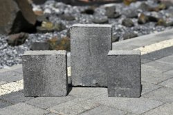 «Піксель» від LeBruk – ідеальна бруківка для подвір'я, у якій не застрягають навіть найтонші шпильки*  