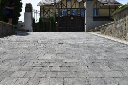 «Піксель» від LeBruk – ідеальна бруківка для подвір'я, у якій не застрягають навіть найтонші шпильки*  