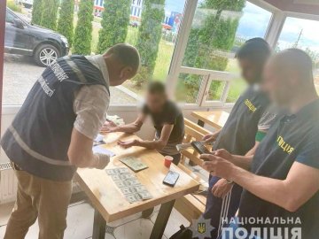 2000 доларів за довідку про непридатність до служби у війську: на Волині затримали лікаря