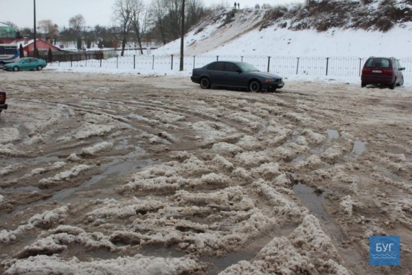 У Володимирі парковка перетворилася на болото