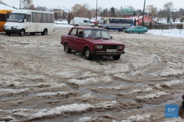У Володимирі парковка перетворилася на болото