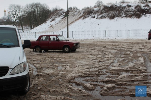 У Володимирі парковка перетворилася на болото