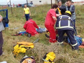 Біля Нововолинська автівка злетіла з дороги, декілька разів перевернувшись 