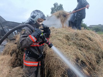 На Волині від удару блискавки загорівся навіс для зберігання сіна. ФОТО