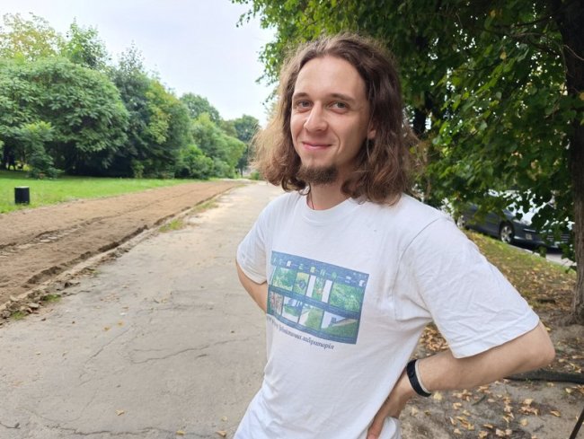 У Луцьку волонтери засіяли польовими травами ділянку поблизу скверу. ВІДЕО