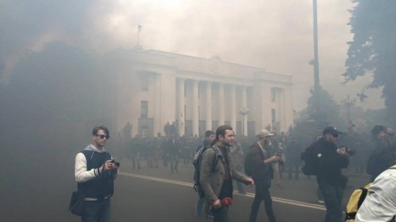 Під стінами ВР запалили фаєри. ФОТО
