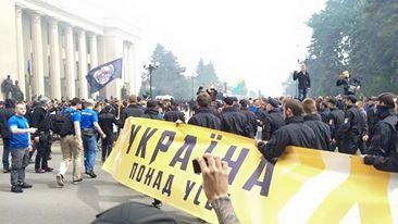 Під стінами ВР запалили фаєри. ФОТО