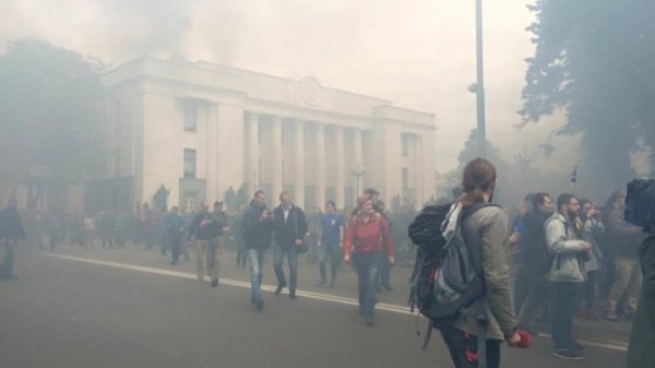 Під стінами ВР запалили фаєри. ФОТО