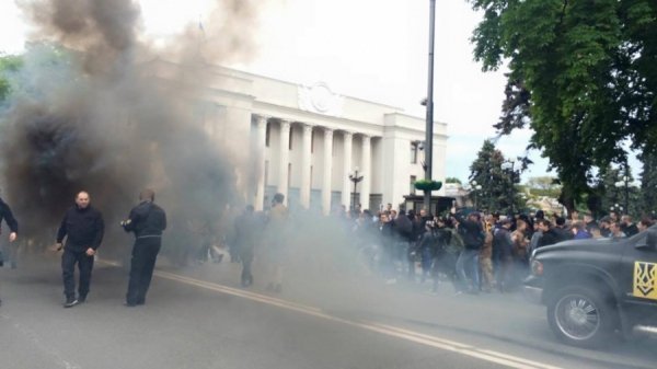 Під стінами ВР запалили фаєри. ФОТО