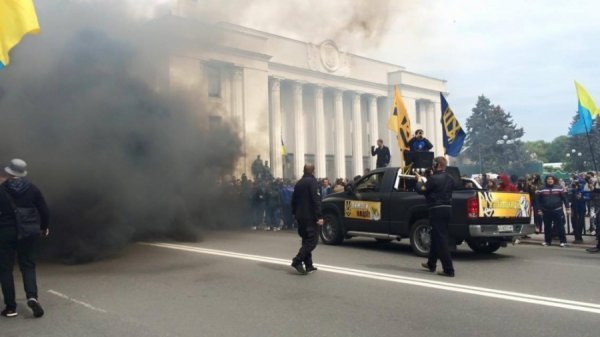 Під стінами ВР запалили фаєри. ФОТО