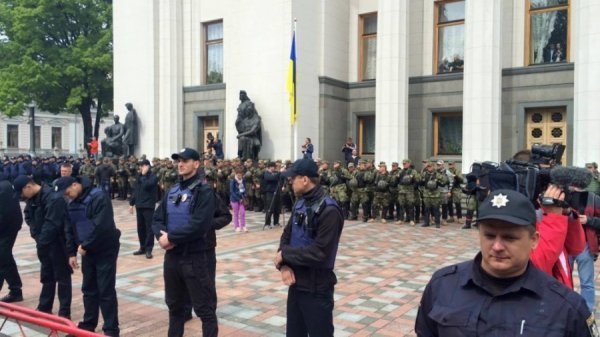 Під стінами ВР запалили фаєри. ФОТО