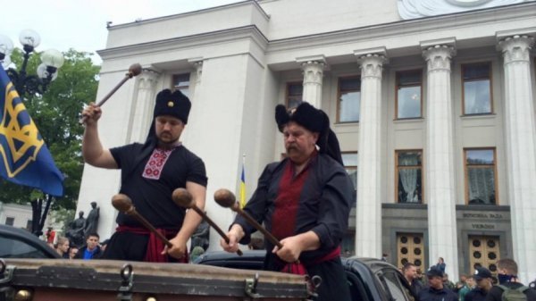 Під стінами ВР запалили фаєри. ФОТО