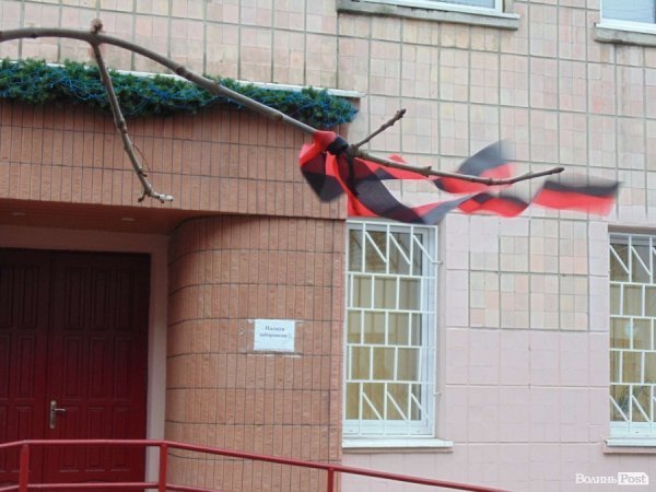 Луцьк розмалювали написами «Бандера – герой» і «Кривавого міністра геть». ФОТО