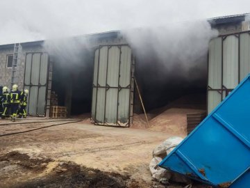 У Луцьку горіло підприємство. ФОТО