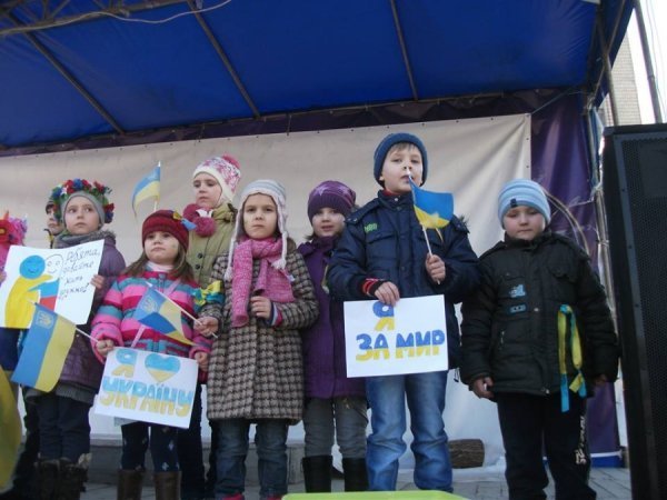 Луцькі мами влаштували антивоєнну акцію. ФОТО