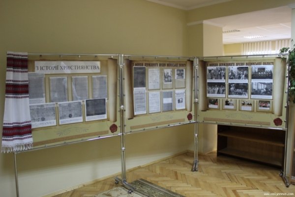 У Луцьку відкрили виставку 400-річних стародруків. ФОТО