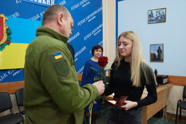 Мер Луцька вручив ордени рідним загиблих Героїв