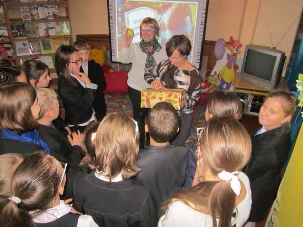 У Луцьку школярі проміняли комп'ютери на бібліотеку. ФОТО