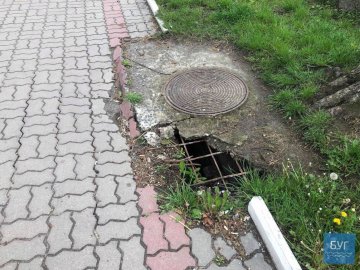 В яму ногою провалилася дитина: у місті на Волині – небезпечні люки. ФОТО