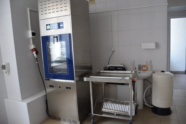 «Подібної техніки не було»: у луцькій лікарні запрацювала машина, яка миє та дезінфікує інструменти. ФОТО