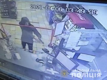 15-річний хлопець з пістолетом пограбував автозаправку в Ужгороді 