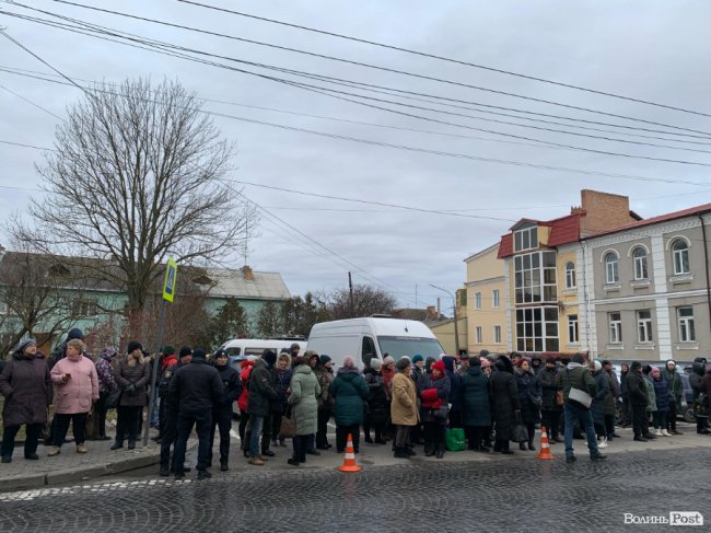 Підприємці Старого ринку прийшли під мерію після нічної трощі. ФОТО