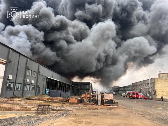 У Луцьку рятувальники ліквідували пожежі після російського обстрілу. ФОТО