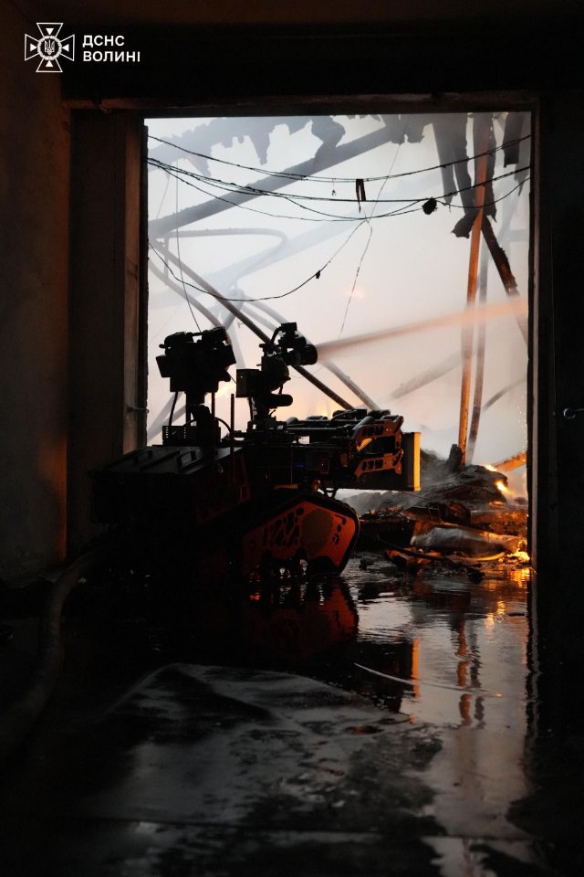 У Луцьку рятувальники ліквідували пожежі після російського обстрілу. ФОТО