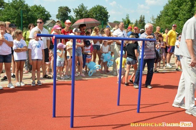 У селі  під Луцьком відкрили надсучасний стадіон. ФОТО