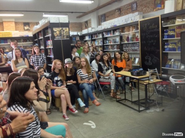 У Луцькій книгарні «заговорили» книги. ФОТО. ВІДЕО