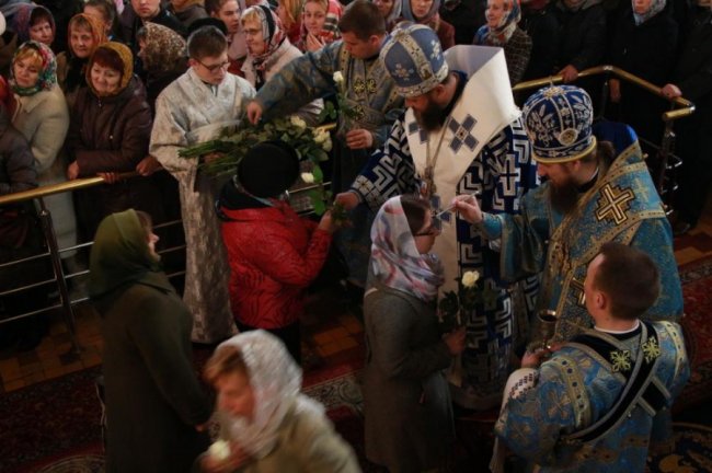 Після служби в соборі владика Михаїл подарував усім жінкам по троянді. ФОТО