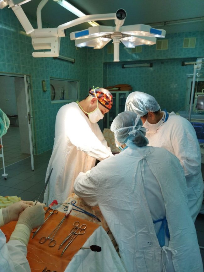 Луцькі лікарі видалили у жінки величезну пухлину, у якій було 4 л рідини.ФОТО18+