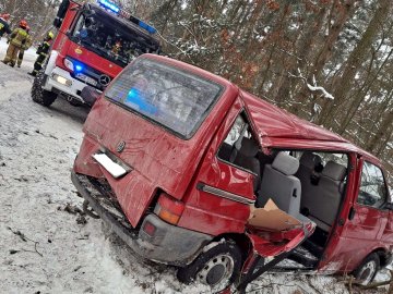 У Польщі бус з українцями злетів з дороги і врізався у дерево: є постраждалі. ФОТО