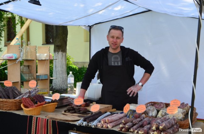 У замку Любарта стартував Lutsk Food Fest: що і за скільки пропонують скуштувати. ФОТО
