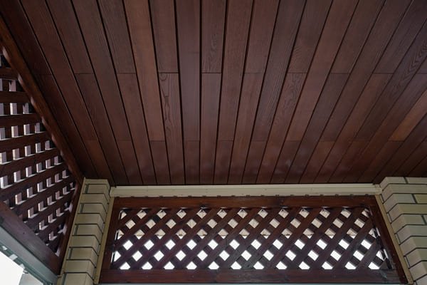 Що таке термодеревина і чому її обирають для зовнішніх робіт