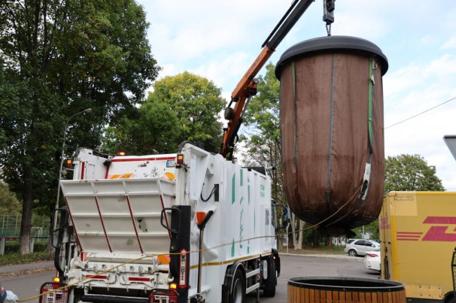 У Луцьку продовжують встановлювати напівпідземні сміттєві контейнери. ФОТО