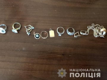 23-річна волинянка викрадала з будинків ювелірні вироби та гроші. ФОТО
