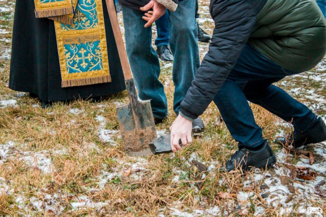 У Луцьку освятили хрест під будівництво дитячої церкви. ФОТО