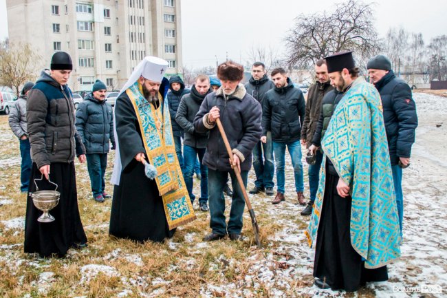 У Луцьку освятили хрест під будівництво дитячої церкви. ФОТО