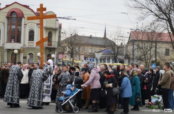 Під час хресної ходи у Луцьку окропили навіть мормонів
