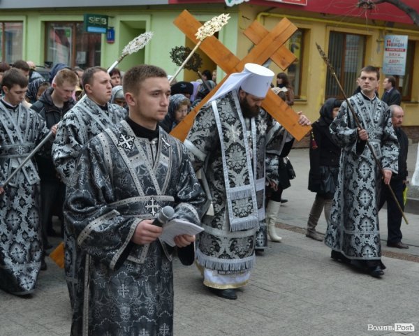 Під час хресної ходи у Луцьку окропили навіть мормонів