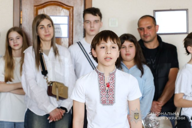 Великодня турбота: учні луцького ліцею відвідали поранених бійців у госпіталі МВС 