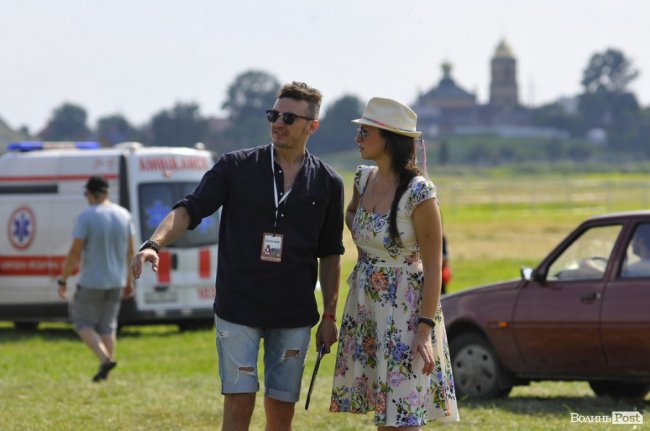 Ведучий Михайло Кузьмич та співачка Інна Кириченко