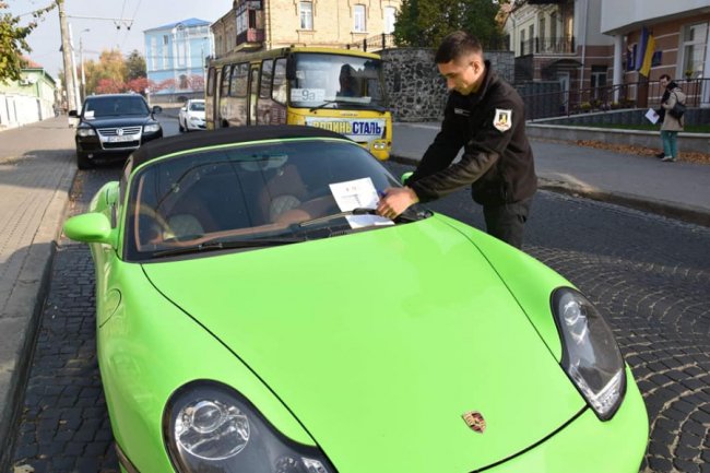  У Луцьку порушників паркування «лякали» листівками. ФОТО