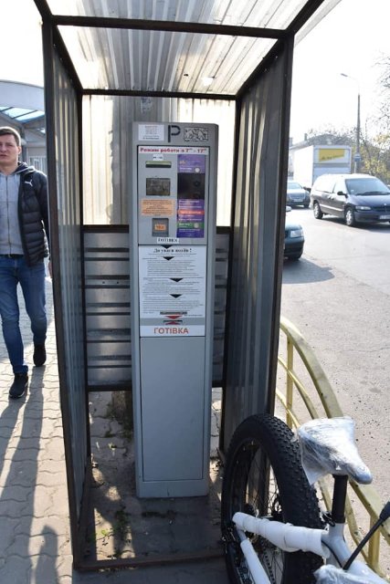  У Луцьку порушників паркування «лякали» листівками. ФОТО