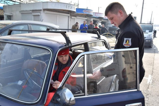  У Луцьку порушників паркування «лякали» листівками. ФОТО
