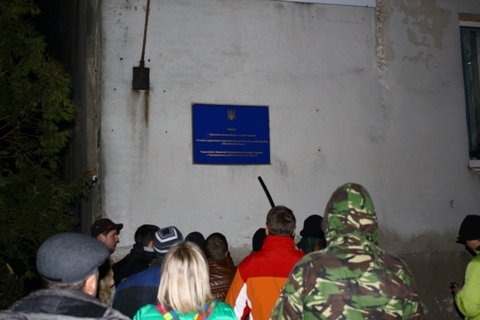 У Маневичах розгромили офіси комуністів і регіоналів. ФОТО