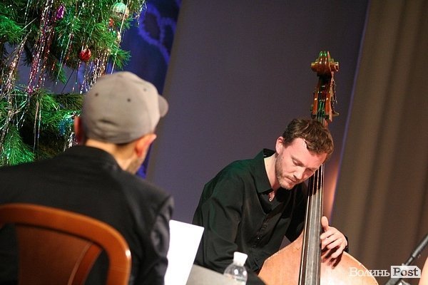 У Луцьку джазмени колядували за Україну. ФОТО